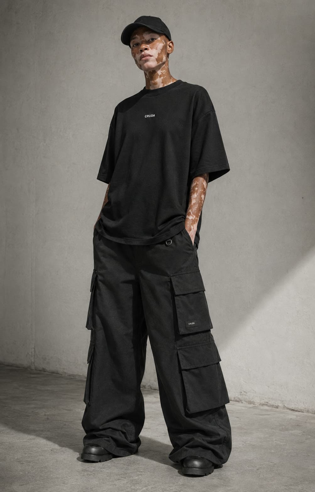 Modelo CRUDA, look completo cargo