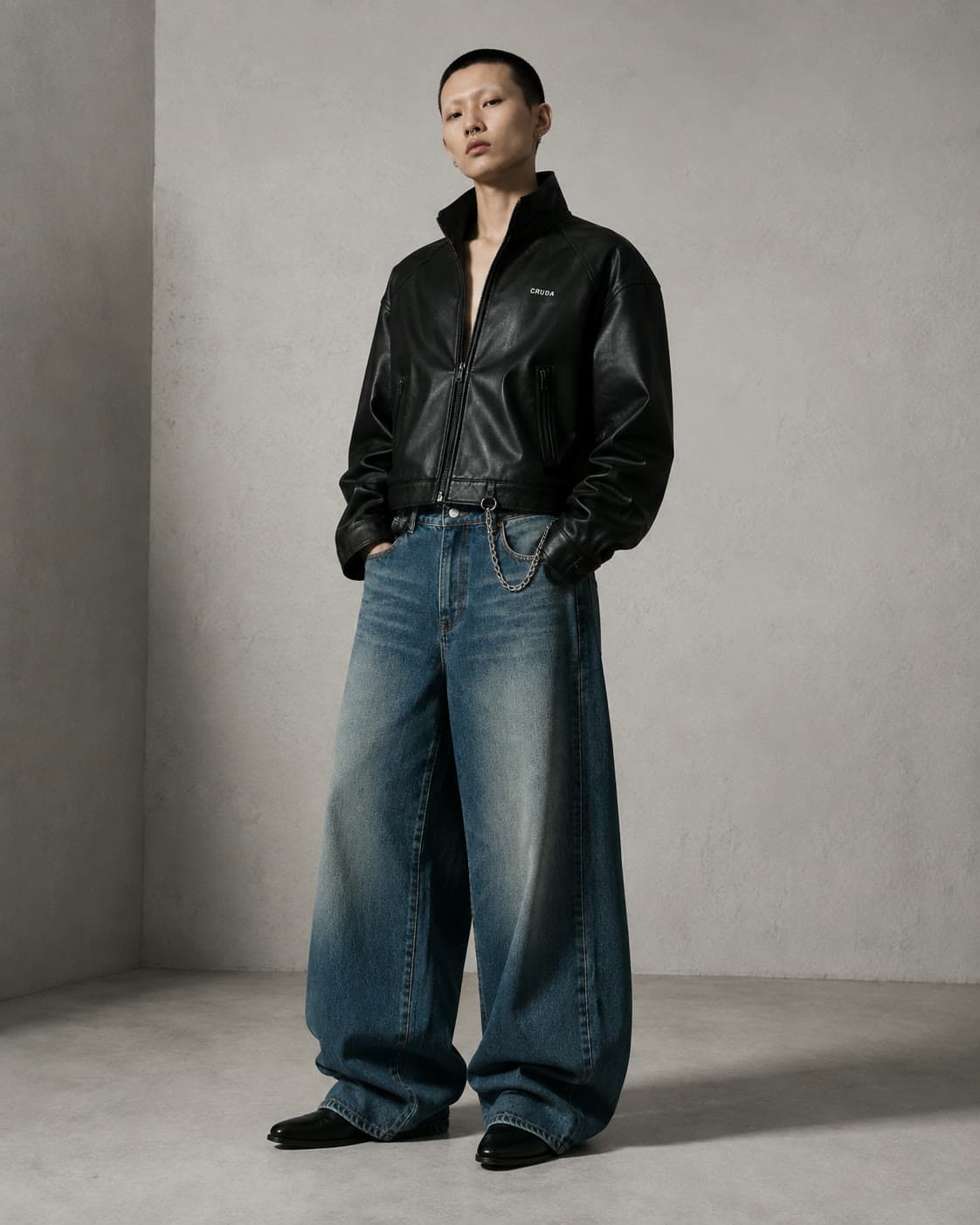 Modelo CRUDA con jean wide y campera de cuero
